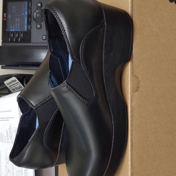 New in box size 7.5 non slip clog - Picture 3 of 6